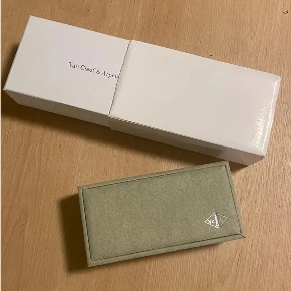 VC&A Alhambra Bracelet – Silver Mother of Pearl {Full Set} - Picture 5 of 6